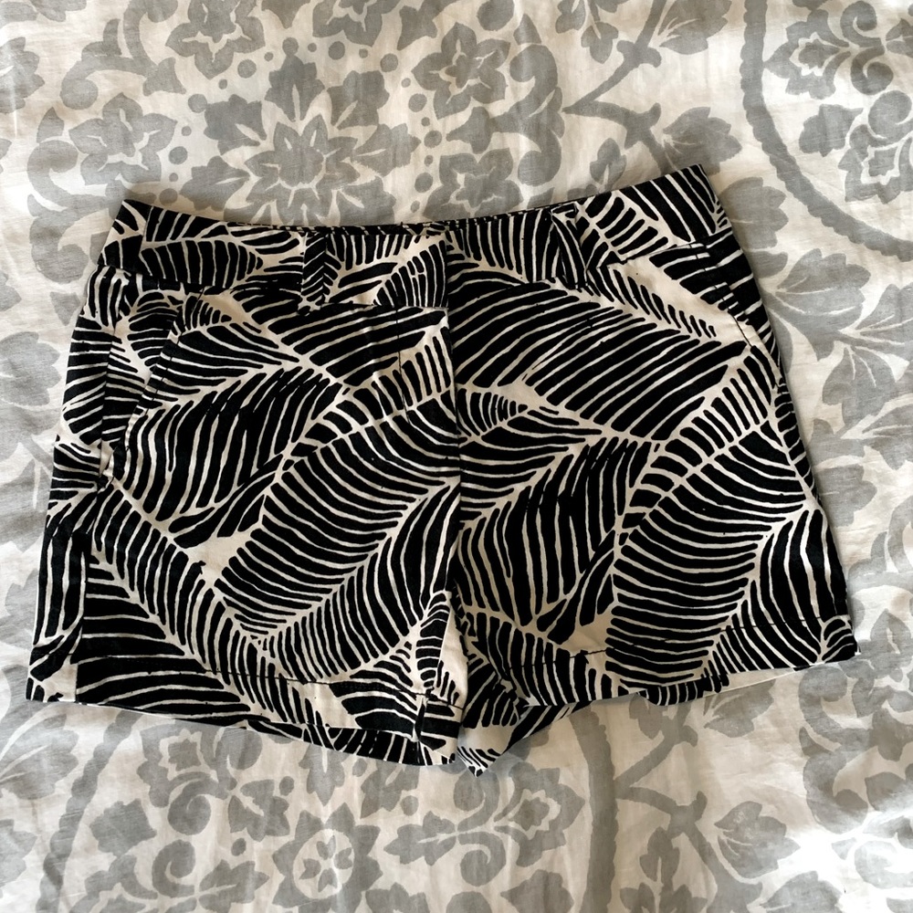 Loft | Black and White Leaf Print Original Shorts | Size 00